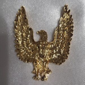 Gold Eagle With its Wings Spread Wide Fashion Jewlery 1-3/4×1-3/4